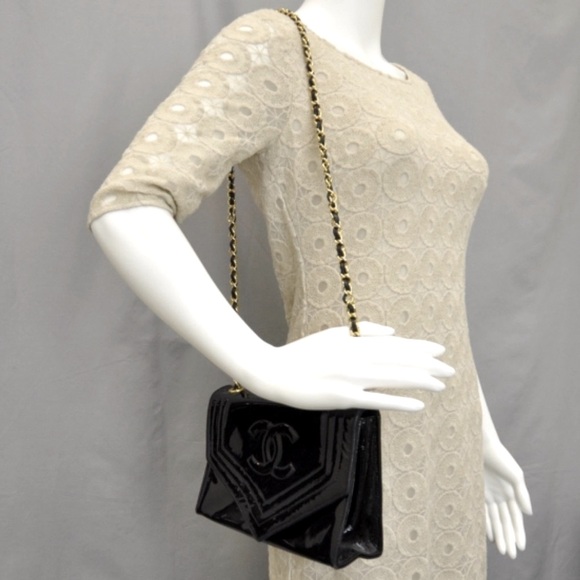 Chanel Patent Black Shoulder Bag with Gold Chain - Picture 2 of 13